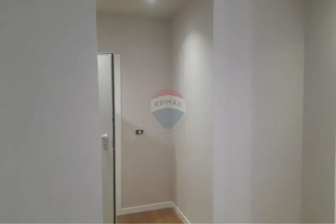 Tirane, jepet me qera zyre Kati 1, 59 m² 1.000 € (Kompleksi Dinamo)