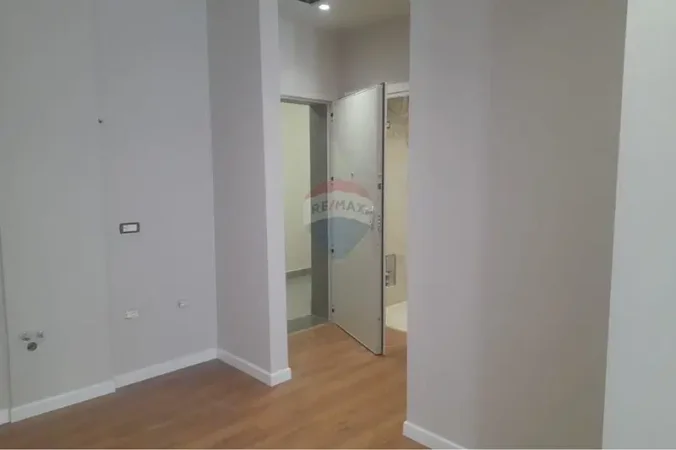 Tirane, jepet me qera zyre Kati 1, 59 m² 1.000 € (Kompleksi Dinamo)