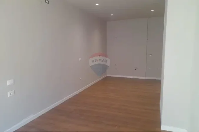 Tirane, jepet me qera zyre Kati 1, 59 m² 1.000 € (Kompleksi Dinamo)