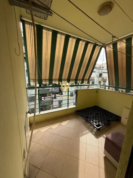 Tirane, jepet me qera apartament 1+1+Ballkon Kati 4, 65 m² 400 € (5 MAJI)