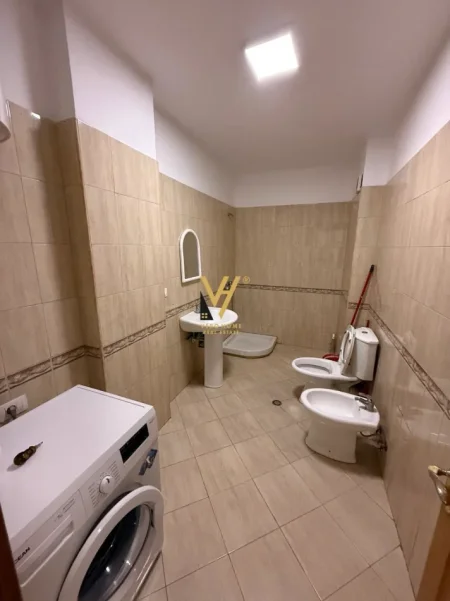 Tirane, jepet me qera apartament 1+1+Ballkon Kati 4, 65 m² 400 € (5 MAJI)
