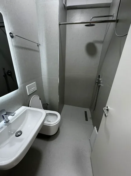 Tirane, jepet me qera apartament 1+1 Kati 3, 49 m² 400 € (Ali Demi)