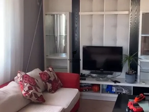 Tirane, jepet me qera apartament 1+1+Ballkon Kati 5, 65 m² 600 € (RRUGA E DURRESIT)