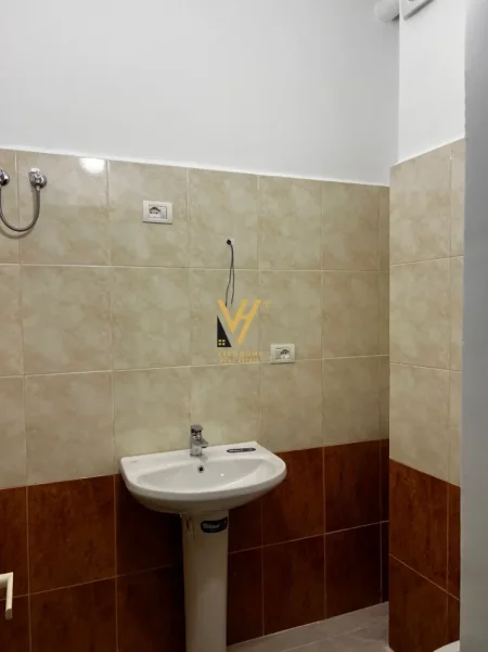 Tirane, jepet me qera dyqan Kati 0, 32 m² 470 € (STADIUMI DINAMO)