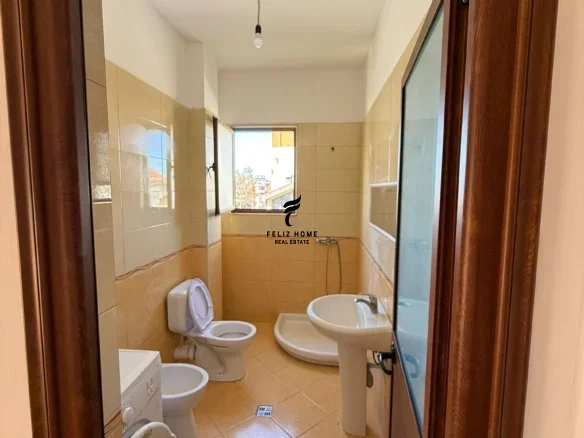 Tirane, jepet me qera apartament 1+1+Ballkon Kati 3, 70 m² 450 € (21 DHJETORI)