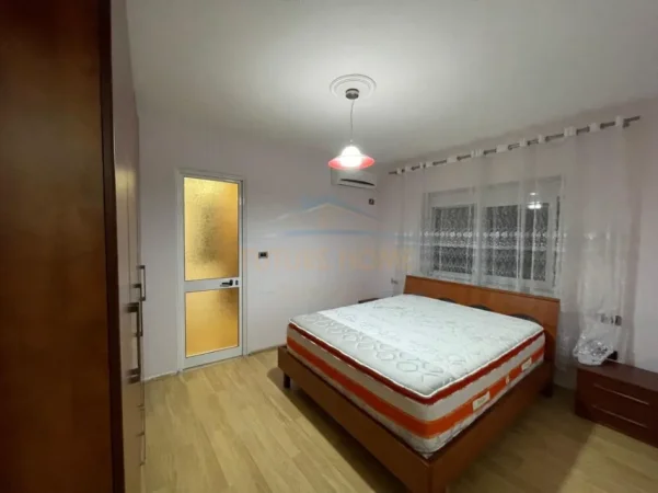 Tirane, jepet me qera apartament 1+1+Ballkon Kati 3, 65 m² 370 € (Kinostudio)