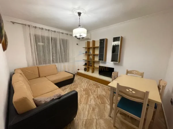 Tirane, jepet me qera apartament 1+1+Ballkon Kati 3, 65 m² 370 € (Kinostudio)