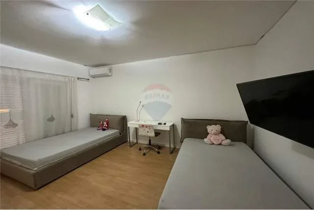 Tirane, jepet me qera apartament 2+1+BLK 200 m² 900 Euro