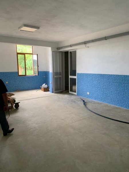Tirane, jepet me qera magazine 250 m² 700 Euro (Fresku)