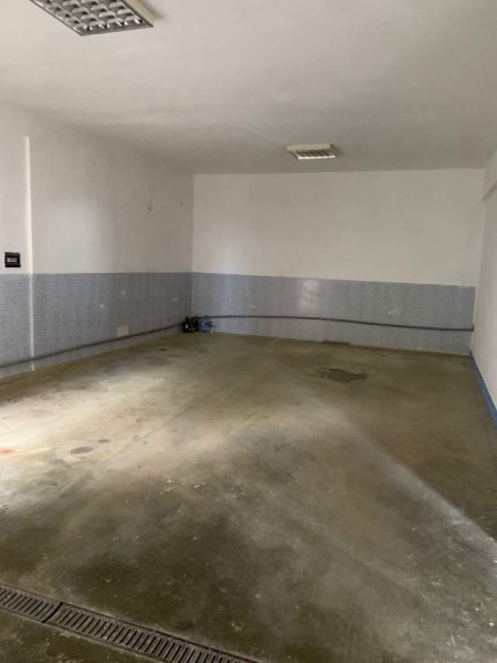 Tirane, jepet me qera magazine 250 m² 700 Euro (Fresku)