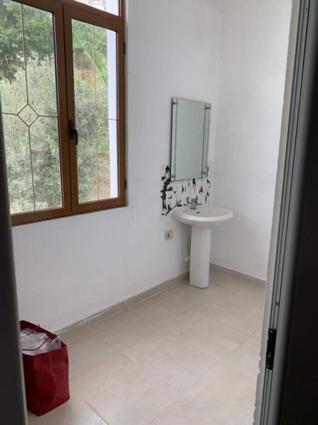 Tirane, jepet me qera magazine 250 m² 700 Euro (Fresku)