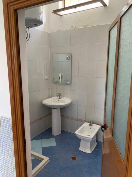 Tirane, jepet me qera magazine 250 m² 700 Euro (Fresku)