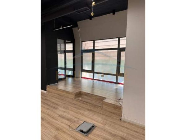 Tirane, jepet me qera ambjent biznesi Kati 1, 103 m² 700 Euro (Rruga e Kavajes)
