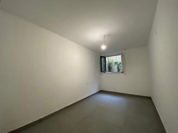 Tirane, jepet me qera apartament duplex 3+1 Kati 0, 175 m² 1.300 Euro (liqeni thate)