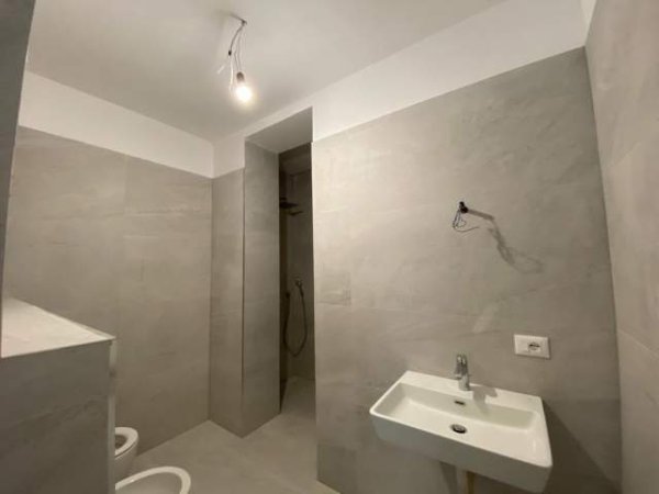 Tirane, jepet me qera apartament duplex 3+1 Kati 0, 175 m² 1.300 Euro (liqeni thate)