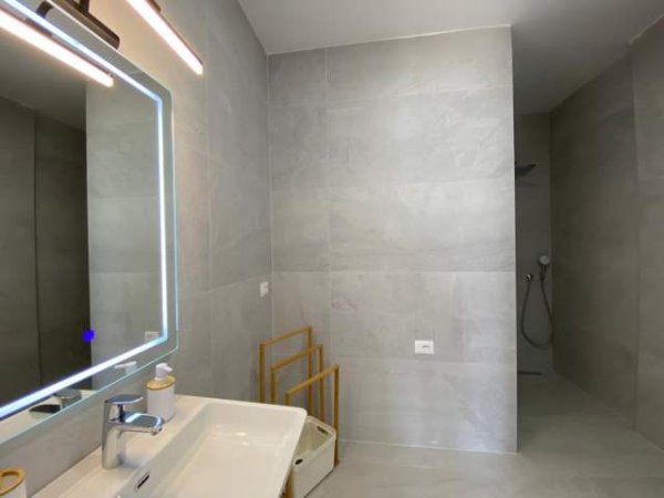 Tirane, jepet me qera apartament duplex 3+1 Kati 0, 175 m² 1.600 Euro (liqeni thate)