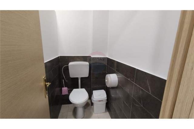 Tirane, jepet me qera zyre Kati 1, 294 m² 2.000 Euro (Rruga e Elbasanit)
