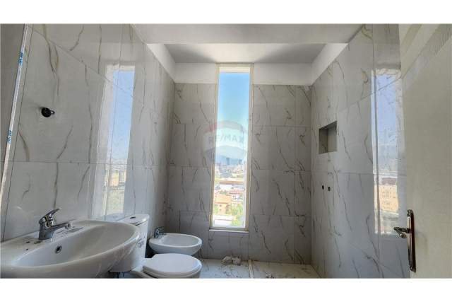 Tirane, shitet apartament 2+1+BLK Kati 10, 99 m² 135.000 Euro (Fusha e Aviacionit)