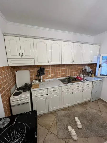 jepet me qera apartament 1+1 Kati 4, 70 m² 400 Euro (Maternitetit te Ri)