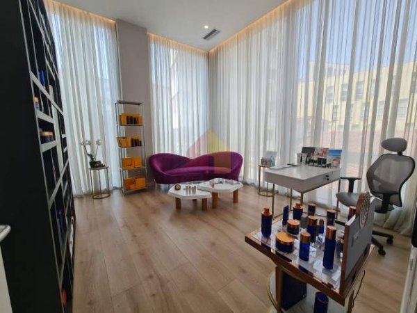 Tirane, shes ambjent biznesi Kati 2, 116 m² 450.000 Euro (Rruga e Barrikadave)