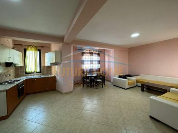 Tirane, shitet Vile 5+1 Kati 3, 650 m² 520.000 Euro