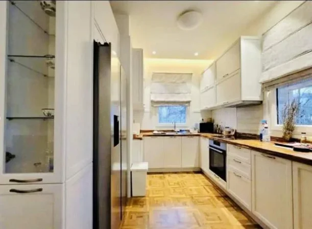 Tirane, shes Vile 230 m² Euro (Berzhite)