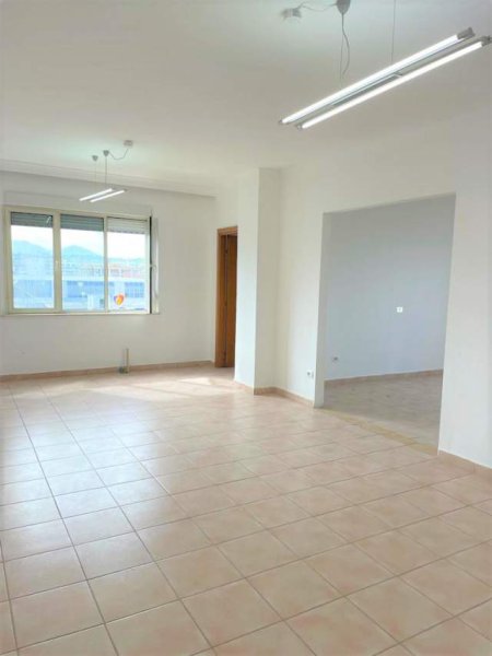 Tirane, jepet me qera apartament 3+1 140 m² 700 Euro (Prane Ministrise se Jashtme)