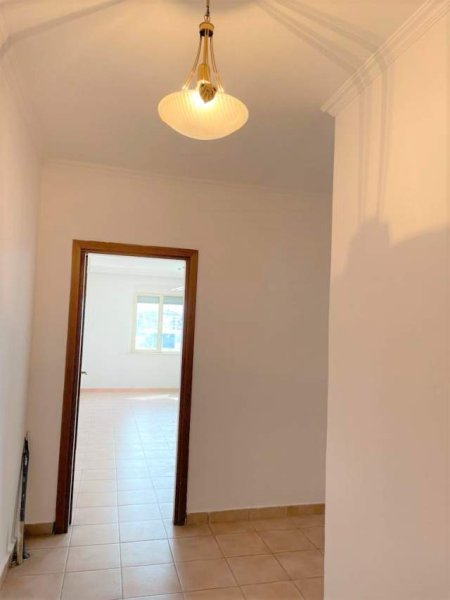 Tirane, jepet me qera apartament 3+1 140 m² 700 Euro (Prane Ministrise se Jashtme)