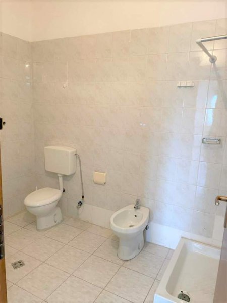 Tirane, jepet me qera apartament 3+1 140 m² 700 Euro (Prane Ministrise se Jashtme)