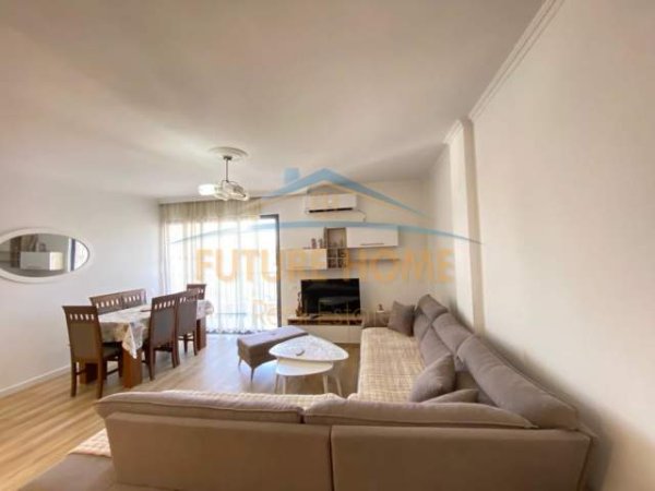 Tirane, jepet me qera apartament 3+1 Kati 3, 900 Euro (Rruga e Bogdaneve)