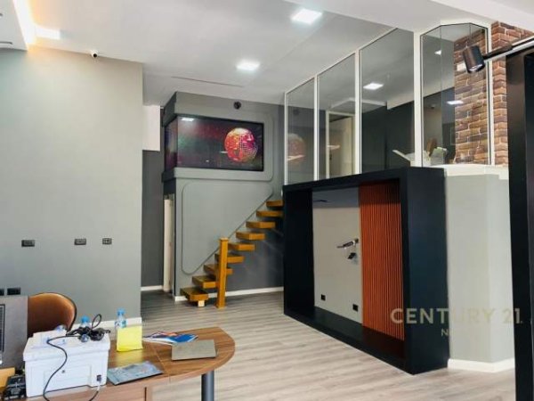 Tirane, jepet me qera dyqan Kati 0, 102 m² 650 Euro