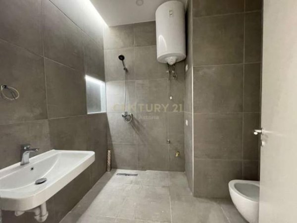 Tirane, jepet me qera apartament 2+1+A+BLK Kati 8, 780 Euro