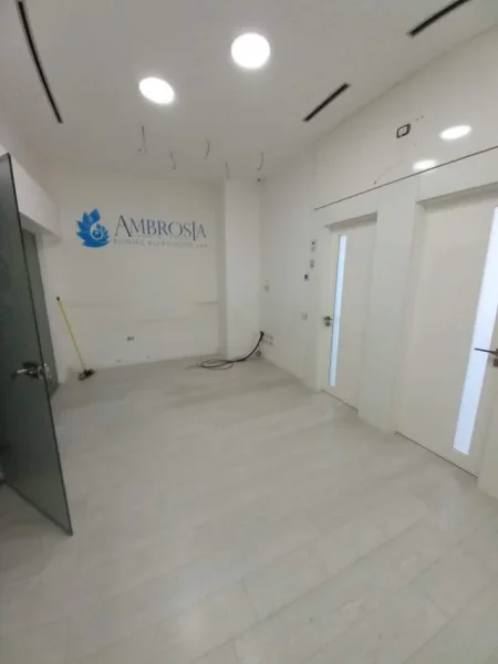 Tirane, jepet me qera ambjent biznesi Kati 2, 60 m² 500 Euro (Rruga Frederik Shiroka)