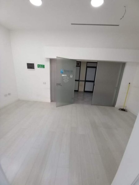 Tirane, jepet me qera ambjent biznesi Kati 2, 60 m² 500 Euro (Rruga Frederik Shiroka)