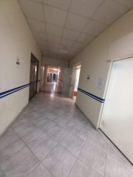 Tirane, jepet me qera ambjent biznesi Kati 2, 60 m² 500 Euro (Rruga Frederik Shiroka)