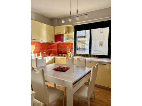 Tirane, jepet me qera apartament Kati 3, 125 m² 650 Euro (Rruga Hamdi Sina)