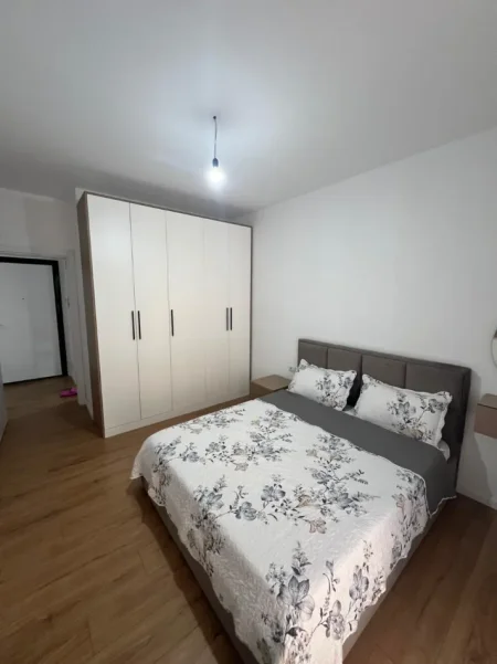 Tirane, jepet me qera apartament 1+1+Ballkon Kati 2, 58 m² 400 € (Univers City)