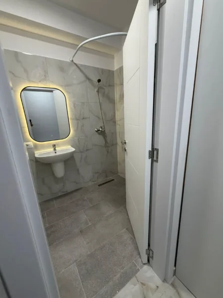 Tirane, jepet me qera garsoniere Kati 4, 40 m² 400 mije leke