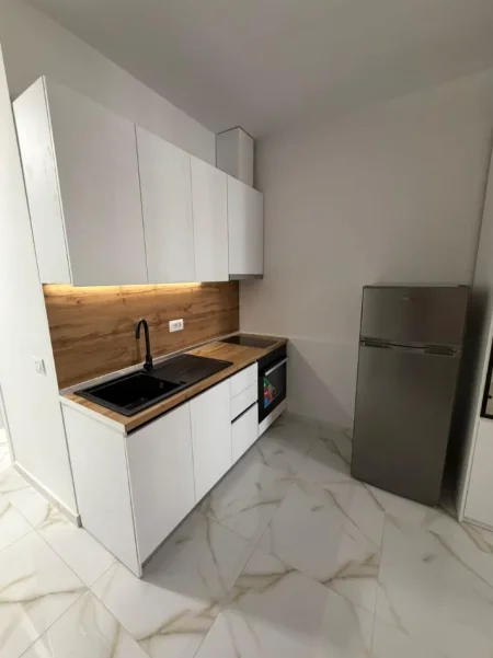 Tirane, jepet me qera garsoniere Kati 4, 40 m² 400 mije leke