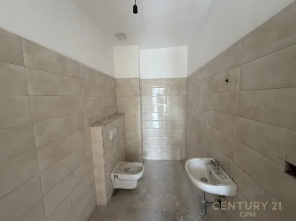 Tirane, jepet me qera dyqan Kati 0, 71 m² 1.200 € 
