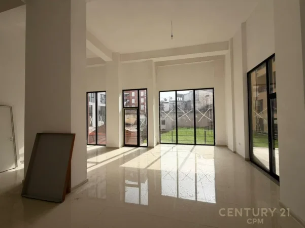 Tirane, jepet me qera dyqan Kati 0, 71 m² 1.200 € 