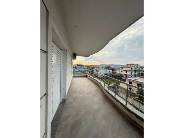 Durres, jepet me qera apartament 3+1+Ballkon Kati 2, 120 m² 350 € 