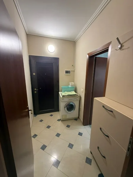 Tirane, jepet me qera apartament 1+1+Ballkon Kati 4, 60 m² 450 € 