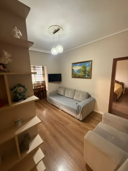 Tirane, jepet me qera apartament 1+1+Ballkon Kati 4, 60 m² 450 € 