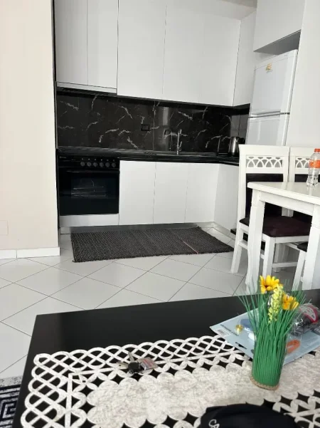 Tirane, jepet me qera apartament 1+1+Ballkon Kati 3, 70 m² 450 € 