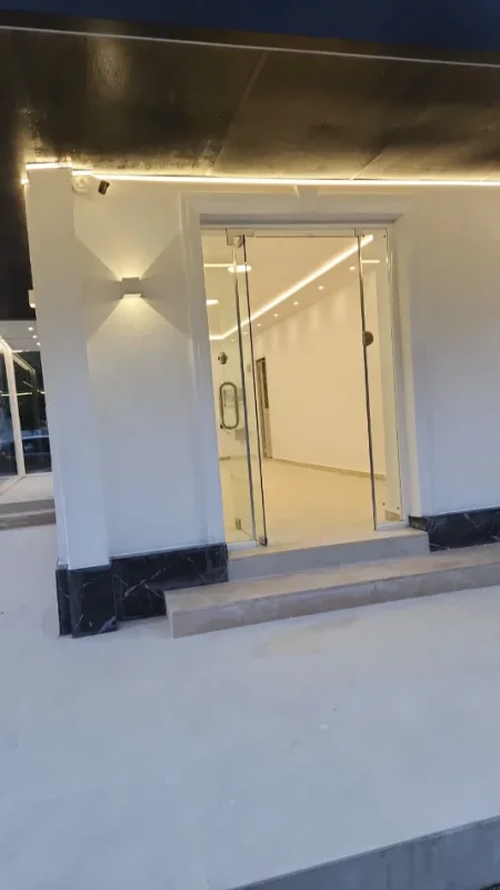 Jepet me Qera Ambient Biznesi 40 m² në Zonë Strategjike pranë Rrugës së Kavajës