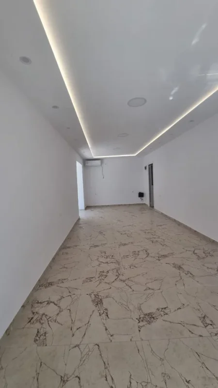 Jepet me Qera Ambient Biznesi 40 m² në Zonë Strategjike pranë Rrugës së Kavajës