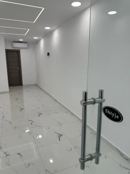 Tirane, jepet me qera ambjent biznesi Kati 0, 31 m² 400 € (Pjeter Budi)