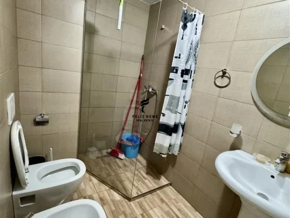 Tirane, jepet me qera apartament 1+1+Ballkon Kati 10, 68 m² 700 € (KOMUNA E PARISIT)