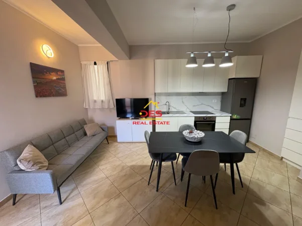 Vlore, jepet me qera apartament 2+1+Ballkon Kati 5, 90 m² 400 € (Rruga Gjergj Arianiti)